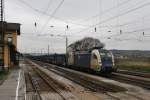 182 521-5 der WLB durchfährt am 28.11.2013 mit einem leeren Autotransportzug den Bahnhof Kirchstetten, Richtung Wien.