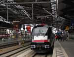 DB ES 64 U2-013 mit dem zustzlichen RE 16199 aus Jena-Gschwitz, am 11.12.2013 in Erfurt Hbf.