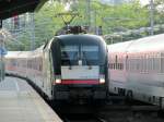 ES 64 U2 - 070 fährt mit den Wagen des IRE nach Hamburg Hbf. am 03.07.2014 in den Bhf. Berlin-Zoologischer Garten ein. 