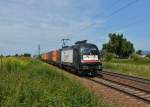 182 571 mit einem Containerzug am 10.08.2014 bei Plattling.