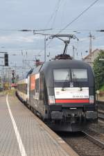 OSNABRÜCK, 14.08.2014, ES 64 U2 - 036 hinter einem Personenzug des privaten Betreibers HKX bei der Ausfahrt aus Osnabrück Hbf