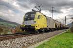Siemens ES 64 U2-095. Unterwegs im schweizer Kanton Aargau bei Frick. Die leeren Kesselwaggons sind schon von weitem gut zu hren, aber einen Eisenbahnfotografen strt das wenig. 17.11.2006
