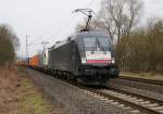 182 533 (ES 64 U2-033) in Doppeltraktion mit 1216 955-5 und Containerzug in Fahrtrichtung Süden. Aufgenommen am 18.03.2014 in Wehretal-Reichensachsen.
