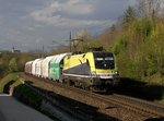 Die ES 64 U2-082 mit einem Kalkzug am 16.04.2016 unterwegs bei Kremsmünster