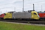 Dispolok ES 64 U2-095 am Sonntag, den 12.06.2016 wartet auf Einsatz in Rangierbahnhof München Nord zusammen mit mehreren Dutzend anderen Loks.