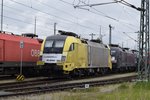 Dispolok ES 64 U2-095 am Sonntag, den 12.06.2016 wartet auf Einsatz in Rangierbahnhof München Nord zusammen mit mehreren Dutzend anderen Loks.