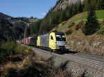 Die ES 64 U2-011 und die ES 64 F4-0023 mit einem KLV-Zug am 22.10.2016 unterwegs bei St.