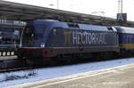 Gezogen wird der Locomore-Zug von einem HectorRail-Taurus. Im Bild 242 517  Fitzgerald , alias 91 80 6182 517-3 S-HCTOR. Berlin-Lichtenberg, 6.1.17.