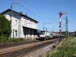 Die 183 701 am 02.10.2011 mit einem Kesselzug bei der Durchfahrt in Pleinting.