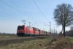 DB 185 278 schleppt die abgebgelte 151 055 und einen kurzen, gemischten Gterzug am 16.03.17 zwischen Lembruch und Diepholz in Richtung Bremen.