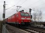 DB Cargo 185 124-5 am 21.03.17 in Freiburg (Breisgau) über einen Zaun fotografiert von einen Gehweg aus