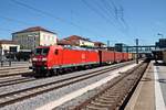 Mit einem Containerzug fuhr am 26.08.2015 die 185 065-0 durch Regensburg Hbf in Richtung Regensburg Prüfening.