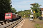 Mit einem gemischten Güterzug fuhr am 27.08.2015 die 185 355-5 durch den Haltepunkt von Etterzhausen in Richtung Süden.