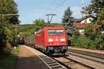 Am 27.08.2015 fuhr 185 338-1 mit einem Containerzug durch den Haltepunkt von Etterzhausen in Richtung Regensburg.