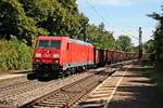 Mit einem E-Wagenzug fuhr am 27.08.2015 die aus Richtung Regensburg kommende 185 245-8 durch den Haltepunkt von Etterzhausen gen Norden.