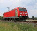 185 331-3 als Tfzf in Richtung Seelze. Aufgenommen am 24.07.2015 in Dedensen-Gümmer.