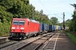 Durchfahrt am 27.08.2015 von 185 379-5 mit einem Containerzug aus Richtung Süden durch Etterzhausen gen Nürnberg.