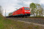 Die 185 019-7 mit einem Schwellenzug am 28.04.2017 in Nassenheide.