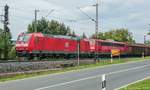 185 063 zog am 12.8.09 einen Güterzug, in den eine abgebügelte 111 eingestellt worden war.