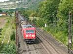 185 371 zog am 12.8.09 einen Güterzug südlich von Retzbach mainaufwärts nach Würzburg.