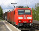 185 048-6 DB  kommt mit einem Audi-VW-Skoda-Zug aus Osnabrück nach Kortenberg-Goederen(B) und kommt aus Richtung Mönchengladbach-Hbf,Rheydt-Hbf,Wickrath,Beckrath,Herrath und fährt durch Erkelenz in Richtung Baal,Hückelhoven-Baal,Brachelen,Lindern,Süggerrath,Geilenkirchen,Frelenberg,Zweibrüggen,Übach-Palenberg,Rimburg,Finkenrath,Hofstadt,Herzogenrath, Kohlscheid,Richterich,Laurensberg,Aachen-West.
Aufgenommen vom Bahnsteig 1 in Erkelenz. 
Bei Sonnenschein und Regenwolken am Nachmittag vom 25.4.2017.