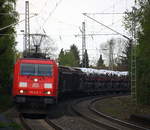 185 236-7 DB kommt mit einem Audi-VW-Skoda-Zug aus Osnabrück nach Kortenberg-Goederen(B) und kommt aus Richtung Mönchengladbach-Hbf,Rheydt-Hbf,Wickrath,Beckrath,Herrath und fährt durch Erkelenz in Richtung Baal,Hückelhoven-Baal,Brachelen,Lindern,Süggerrath,Geilenkirchen,Frelenberg,Zweibrüggen,Übach-Palenberg,Rimburg,Finkenrath,Hofstadt,Herzogenrath, Kohlscheid,Richterich,Laurensberg,Aachen-West. Aufgenommen vom Bahnsteig 1 in Erkelenz. Bei Sonnenschein und Wolken am Nachmittag vom 26.4.2017.