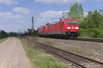 185 376-1 ist mit 185 354-8 im Schlepp auf der Saarstrecke bei Ensdorf unterwegs. Der nächste Einsatzort könnte Völklingen oder Saarbrücken Rangierbahnhof sein. Bahnstrecke 3230 Saarbrücken - Karthaus am 09.05.2017