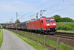 DB Cargo 185 191 mit Schiebeplanenwagenzug in Richtung Hannover (Langwedel, 17.05.17).