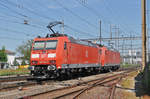 Doppeltraktion, mit den DB Lok 185 121-1 und 185 104-7, durchfahren den Bahnhof Pratteln. Die Aufnahme stammt vom 22.05.2017.