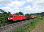 DB Cargo 185 288-8 mit einen nagelneuen Stopfexpress der Spessartrampe am 25.05.17. Das Foto wurde von einen Gehweg aus fotografierts 