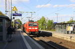 185 081-7 DB kommt mit einem Audi-VW-Skoda-Zug aus Osnabrück nach Kortenberg-Goederen(B) und kommt aus Richtung Mönchengladbach-Hbf,Rheydt-Hbf,Wickrath,Beckrath,Herrath und fährt durch Erkelenz in Richtung Baal,Hückelhoven-Baal,Brachelen,Lindern,Süggerrath,Geilenkirchen,Frelenberg,Zweibrüggen,Übach-Palenberg,Rimburg,Finkenrath,Hofstadt,Herzogenrath, Kohlscheid,Richterich,Laurensberg,Aachen-West. 
Aufgenommen vom Bahnsteig 1 in Erkelenz.
Bei schönem Sonnenschein am Abend vom 9.5.2017.