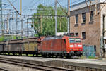 DB Lok 185 106-2 durchfährt den Bahnhof Muttenz. Die Aufnahme stammt vom 29.05.2017.