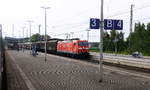 185 013-0 DB kommt mit einem  mit einem Audi-VW-Skoda-Zug aus Osnabrück nach Kortenberg-Goederen(B).
Aufgenommen von einem fahrenden Zug aus. 
Am Nachmittag vom 31.5.2017.