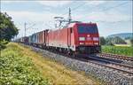 185 355-5 ist mit einen Containerzug bei Harrbach am 05.07.2017 unterwegs.