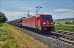 185 231-8 ist mit einen Autozug bei Harrbach am 05.07.2017 zu sehen.