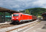   Die 185 227-6 (91 80 6185 227-6 D-DB) der DB Cargo Deutschland AG fährt am 15.07.2017 mit einem gem.