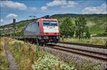 185 591-5 ist mit einen Flachwagenzug bei Thüngersheim am 05.07.2017 zu sehen.