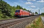 185 055-1 ist am 05.07.2017 mit einen Aufliegerzug bei Thüngersheim unterwegs.