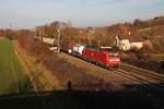 Mit einem gemnischten Güterzug (Mannheim Rbf - Chiasso) fuhr am 05.12.2015 die 185 136-9 südlich von Müllheim (baden) in Richtung Schweizer Grenze.