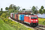 Die 185 396-9 fährt am 31.7.2017 in Langenisarhofen mit einem Containerzug vorbei.
