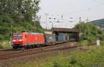 185 154-2 DB mit LKW-Auffliegern kurz hinter dem Bahnhof Kreiensen am 02.08.2017