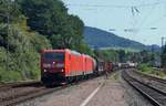 185 194 und 185 266 mit Güterzug bei der Durchfahrt durch den Bahnhof Laufach/Ufr. (Strecke Würzburg-Aschaffenburg).