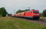 Mit einem Wascosa-Silozug am Haken rollte 185 369 am 21.06.17 durch Jütrichau Richtung Roßlau.