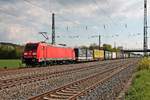 Einfahrt am 04.05.2016 von 185 320-9 mit einem KLV auf das Überholgleis in Müllheim (Baden). Nach der Überholung des Fernverkehrs, setzte der Güterzug seine Fahrt gen Norden fort.