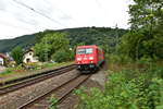 Am Vormittag des 1.9.2017 kommt 185 209-4 mit einem leeren Autotransportwagenzug auf Neckargerach zugefahren, in Zwingenberg musste der Zug auf Richtungsgleis nach Heidelberg wechseln, weil das