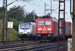 Metronom ME 146-10 und Deutsche Bahn BR 185 315-9 in Parallelfahrt.