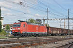 DB Lok 185 100-5 durchfährt den Bahnhof Pratteln.