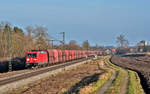 Die DB 185 243-3 ist in Langenisarhofen mit einem Koksleerzug nach Norden unterwegs.Bild 7.12.2017