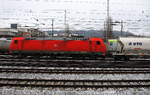 185 284-7 DB  kommt aus Richtung Köln,Aachen-Hbf,Aachen-Schanz mit einem Zuckerzug aus Wabern(D) nach Antwerpen-Lillo(B) und fährt in Aachen-West ein. 
Aufgenommen vom Bahnsteig in Aachen-West. 
Bei Schnee am Kalten Morgen vom 28.12.2017.