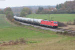 185 343-1 mit einem Kesselwagenzug bei Edlhausen Richtung Regensburg, 04.11.2016